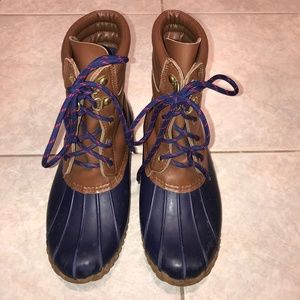 American Living Navy & brown duck boots